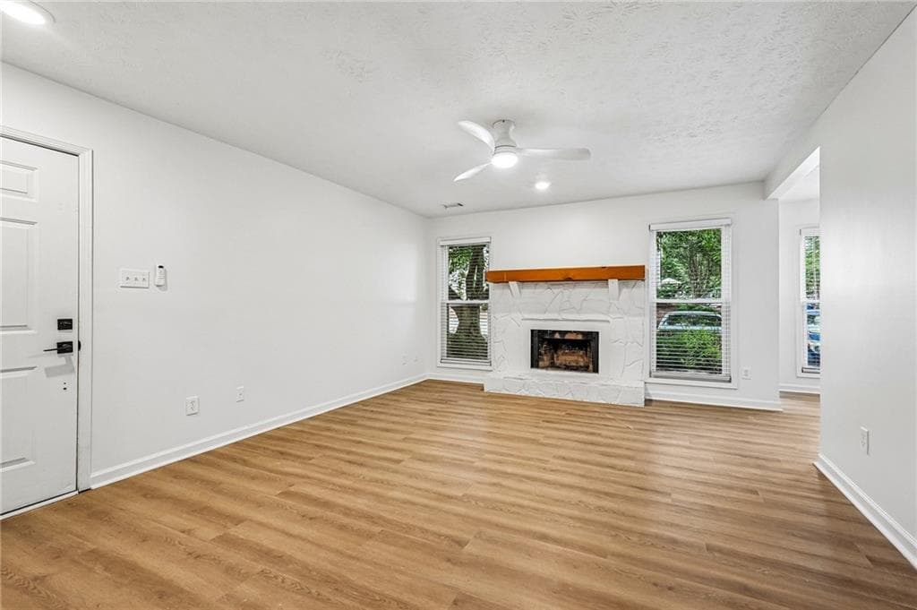 2 bedroom, 2 bathroom, 1,110 sq ft condominium for sale at 1001 Lake Pointe Circle, Roswell, GA 30075 — photo 3