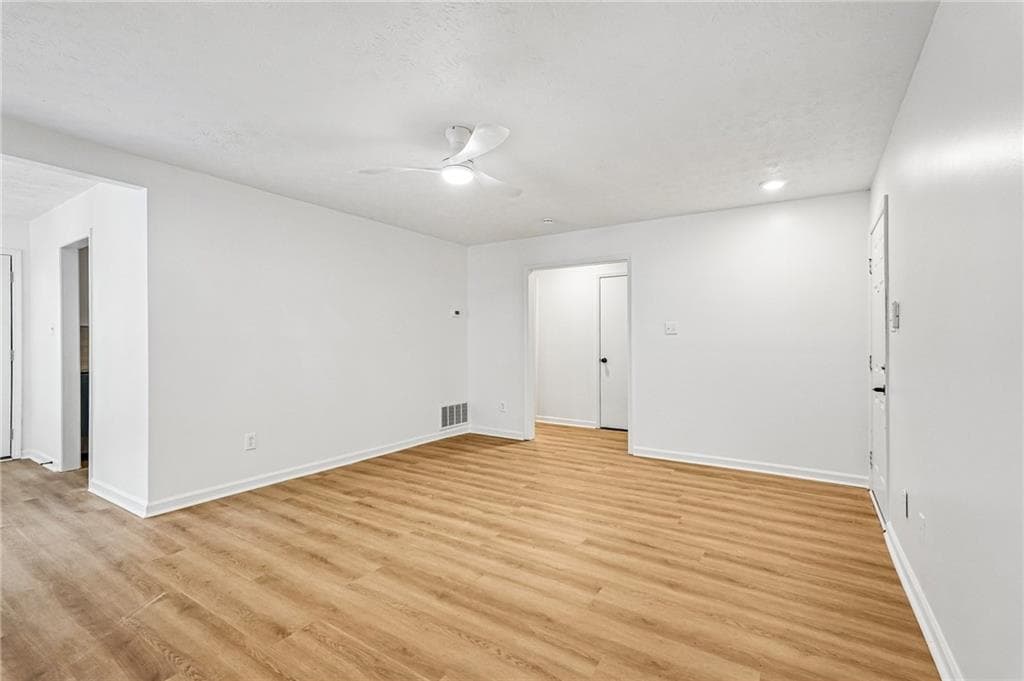 2 bedroom, 2 bathroom, 1,110 sq ft condominium for sale at 1001 Lake Pointe Circle, Roswell, GA 30075 — photo 4