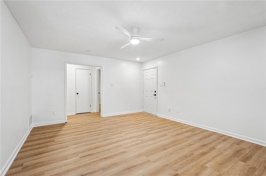 2 bedroom, 2 bathroom, 1,110 sq ft condominium for sale at 1001 Lake Pointe Circle, Roswell, GA 30075 — photo 6