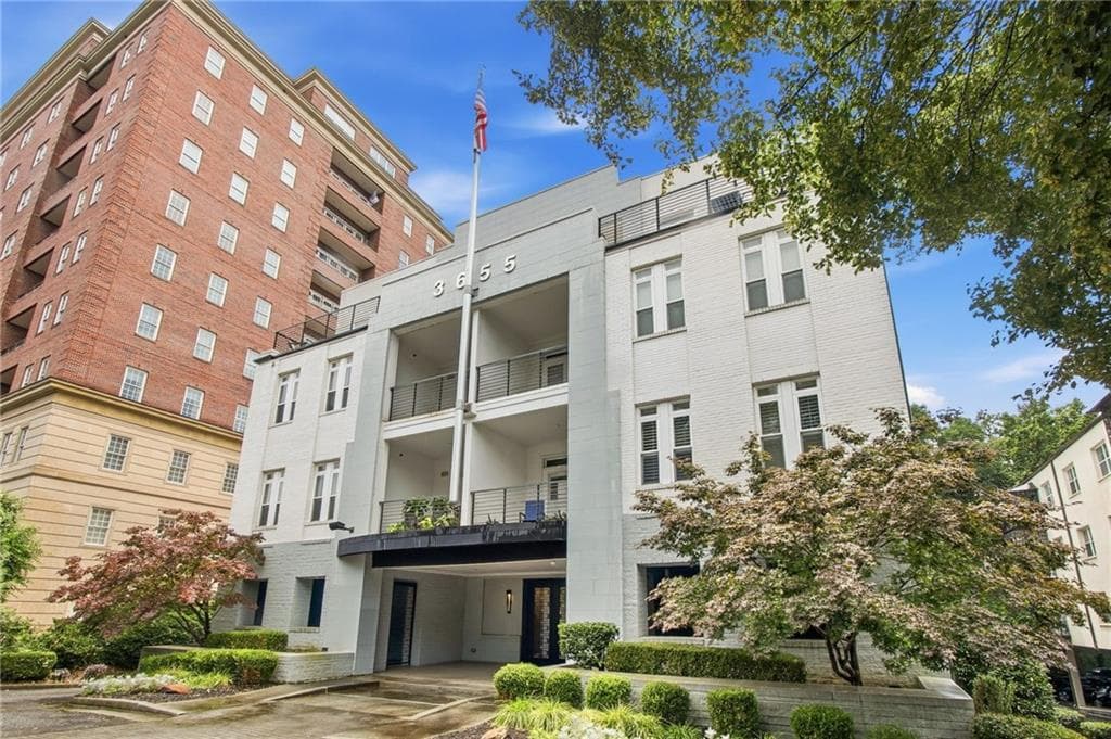 2 bedroom, 2 bathroom, 1,449 sq ft condominium for sale at 3655 Peachtree Road 401, Atlanta, GA 30319 — photo 2