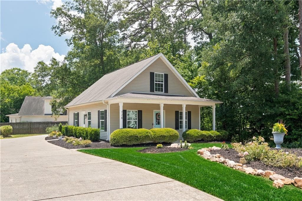 3 bedroom, 2 bathroom, 1,418 sq ft single family residence for sale at 728 Skyview Drive, Marietta, GA 30060 — photo 2