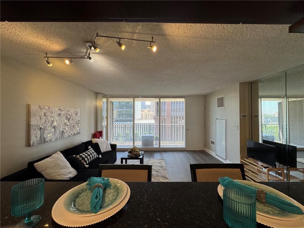 2 bedroom, 1 bathroom, 992 sq ft condominium for rent at 620 Peachtree Street 911, Atlanta, GA 30308 for $2,300 a month — photo 10