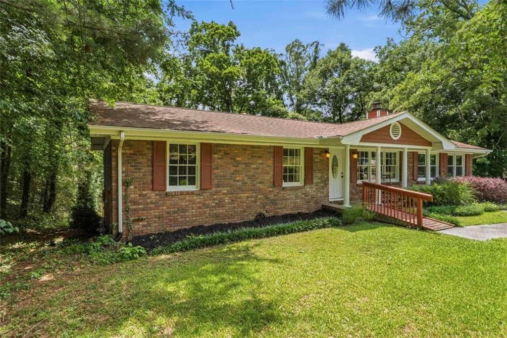 5 bedroom, 2 bathroom, 2,302 sq ft single family residence under contract at 1630 Roberts Drive, Mableton, GA 30126 — photo 2