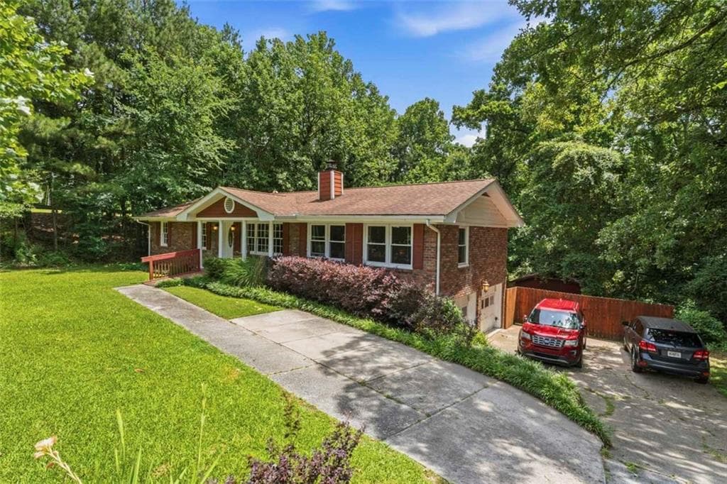 5 bedroom, 2 bathroom, 2,302 sq ft single family residence under contract at 1630 Roberts Drive, Mableton, GA 30126 — photo 3