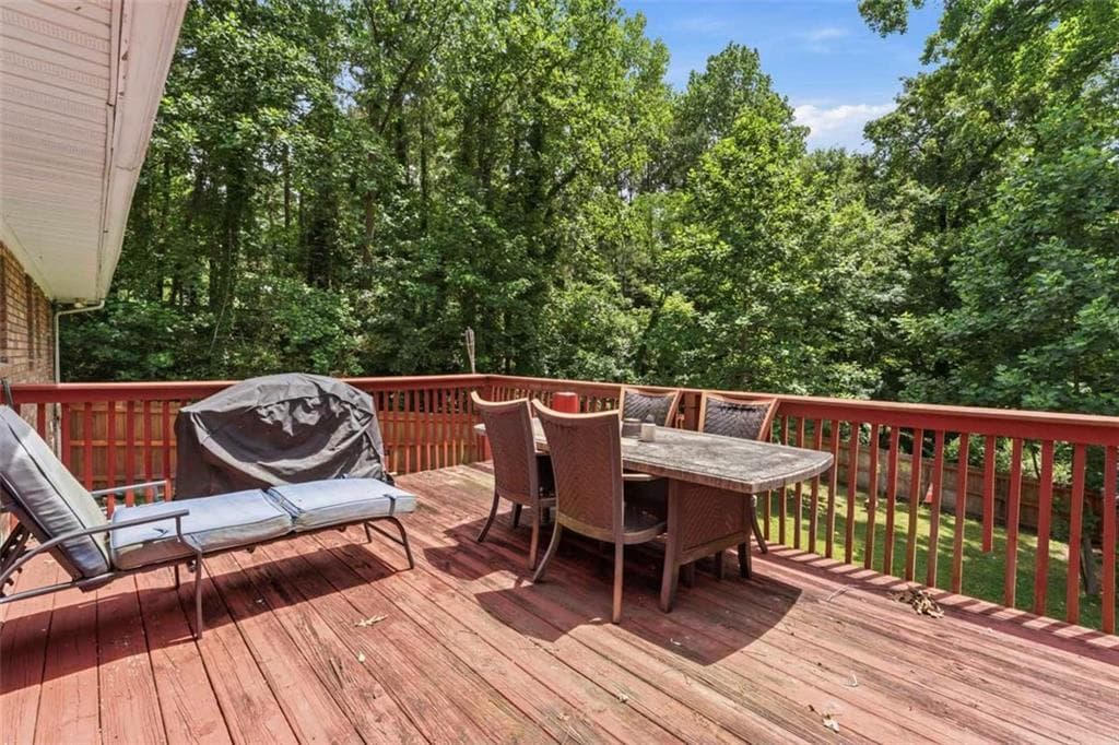 5 bedroom, 2 bathroom, 2,302 sq ft single family residence under contract at 1630 Roberts Drive, Mableton, GA 30126 — photo 5