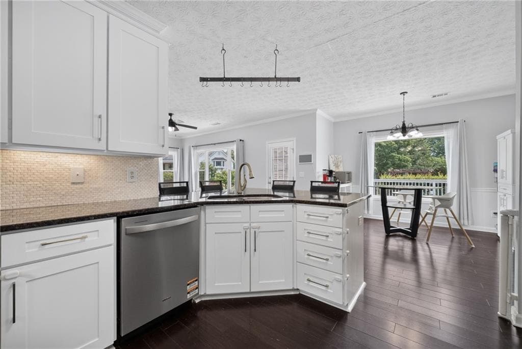 4 bedroom, 3 bathroom, 2,486 sq ft single family residence for sale at 2990 Meadow Gate Way, Loganville, GA 30052 — photo 8