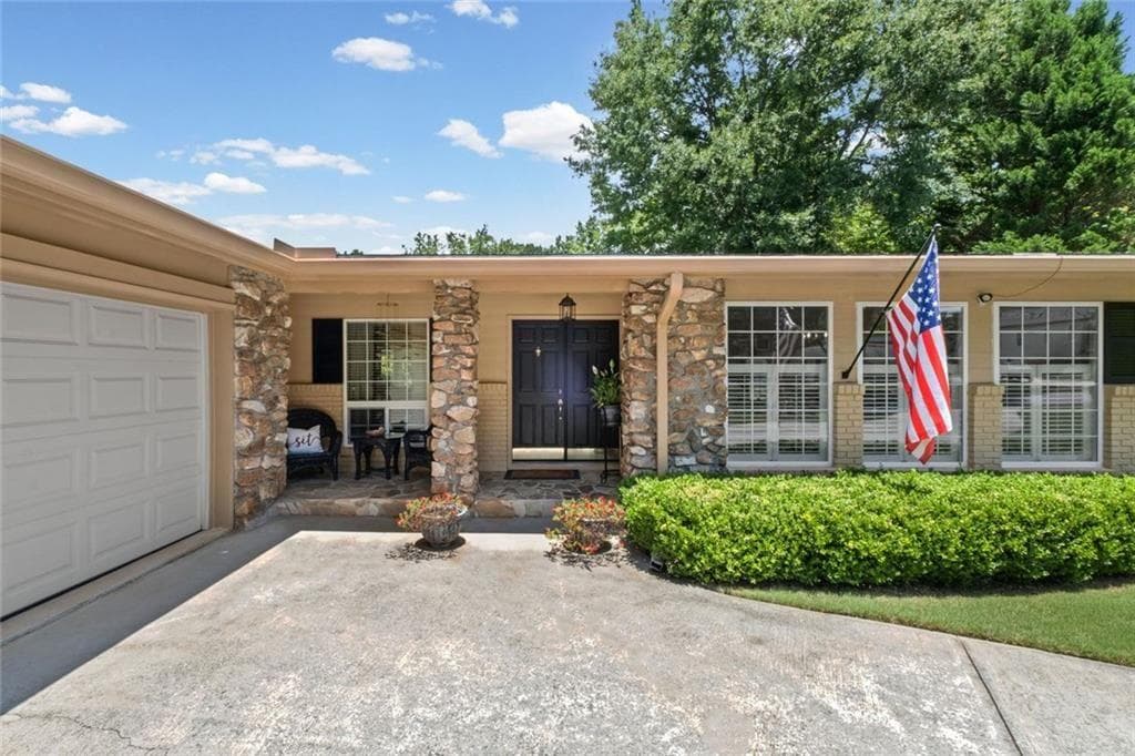 4 bedroom, 2 bathroom, 2,500 sq ft single family residence under contract at 2730 Fontainebleau Drive, Dunwoody, GA 30360 — photo 2