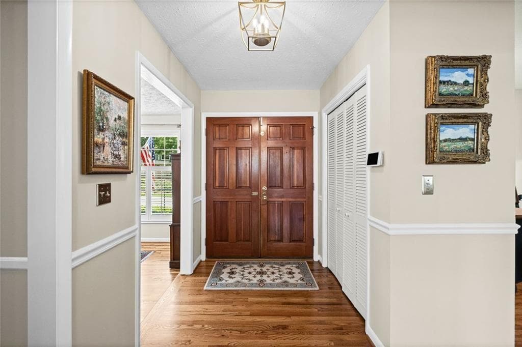 4 bedroom, 2 bathroom, 2,500 sq ft single family residence under contract at 2730 Fontainebleau Drive, Dunwoody, GA 30360 — photo 3
