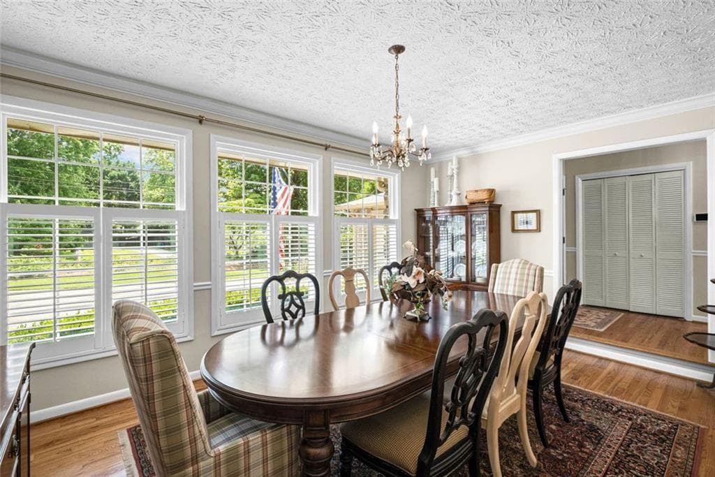 4 bedroom, 2 bathroom, 2,500 sq ft single family residence under contract at 2730 Fontainebleau Drive, Dunwoody, GA 30360 — photo 4