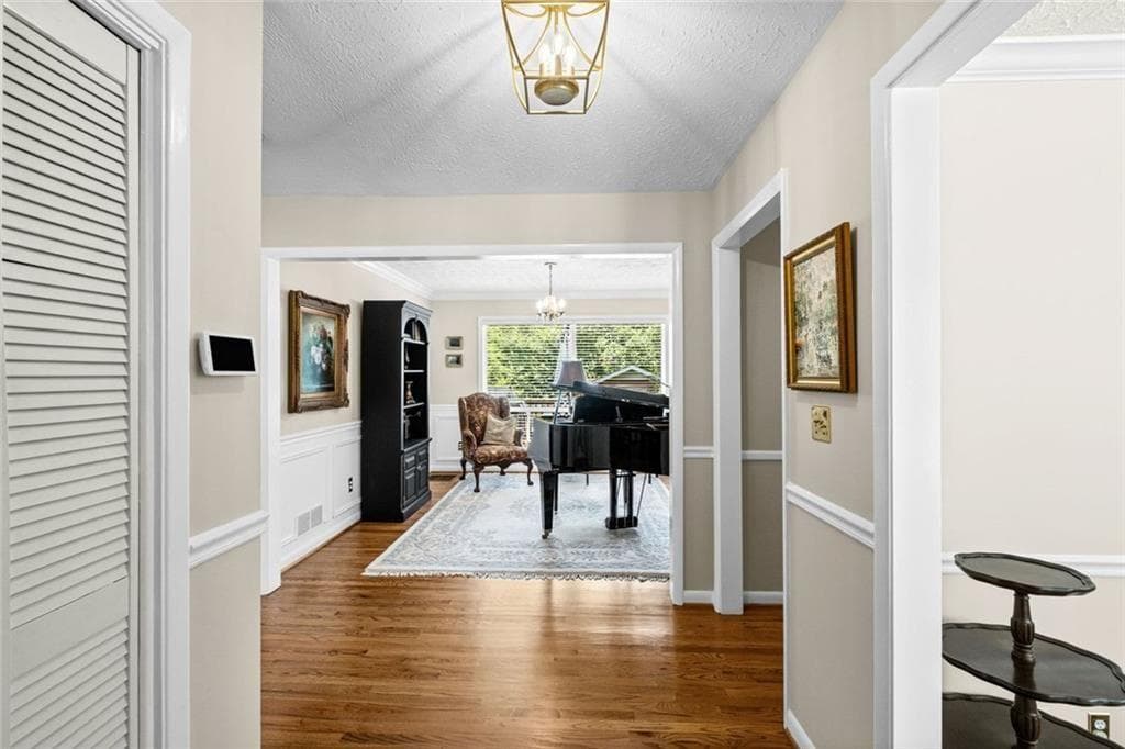 4 bedroom, 2 bathroom, 2,500 sq ft single family residence under contract at 2730 Fontainebleau Drive, Dunwoody, GA 30360 — photo 5