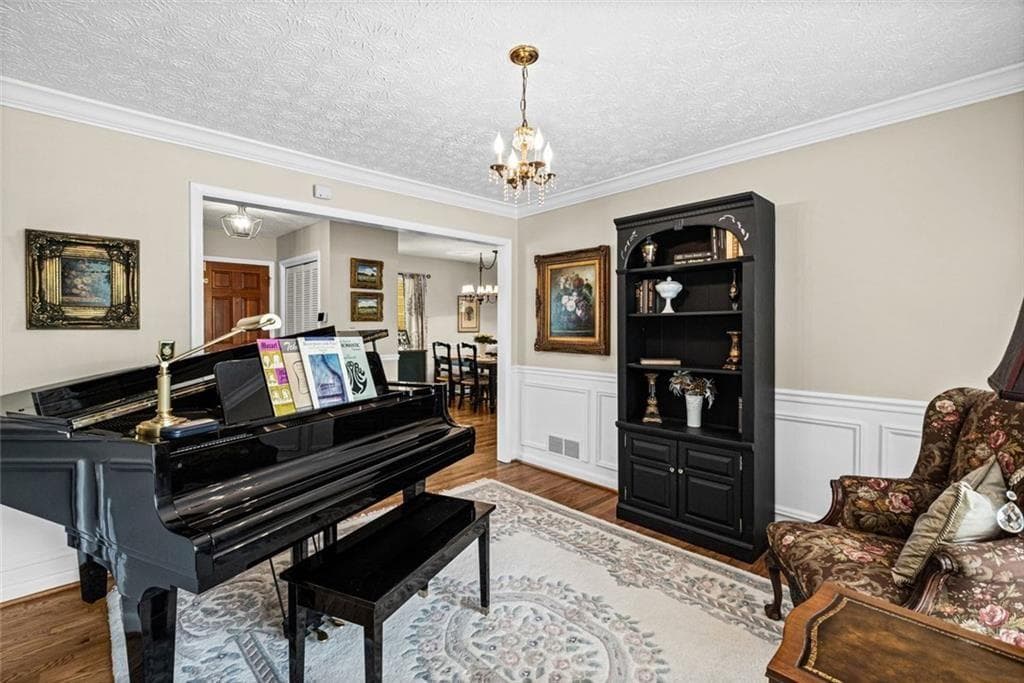 4 bedroom, 2 bathroom, 2,500 sq ft single family residence under contract at 2730 Fontainebleau Drive, Dunwoody, GA 30360 — photo 7