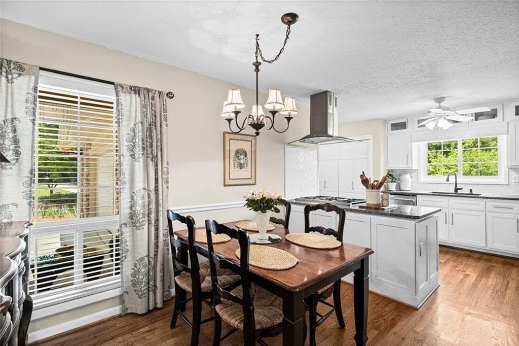 4 bedroom, 2 bathroom, 2,500 sq ft single family residence under contract at 2730 Fontainebleau Drive, Dunwoody, GA 30360 — photo 8