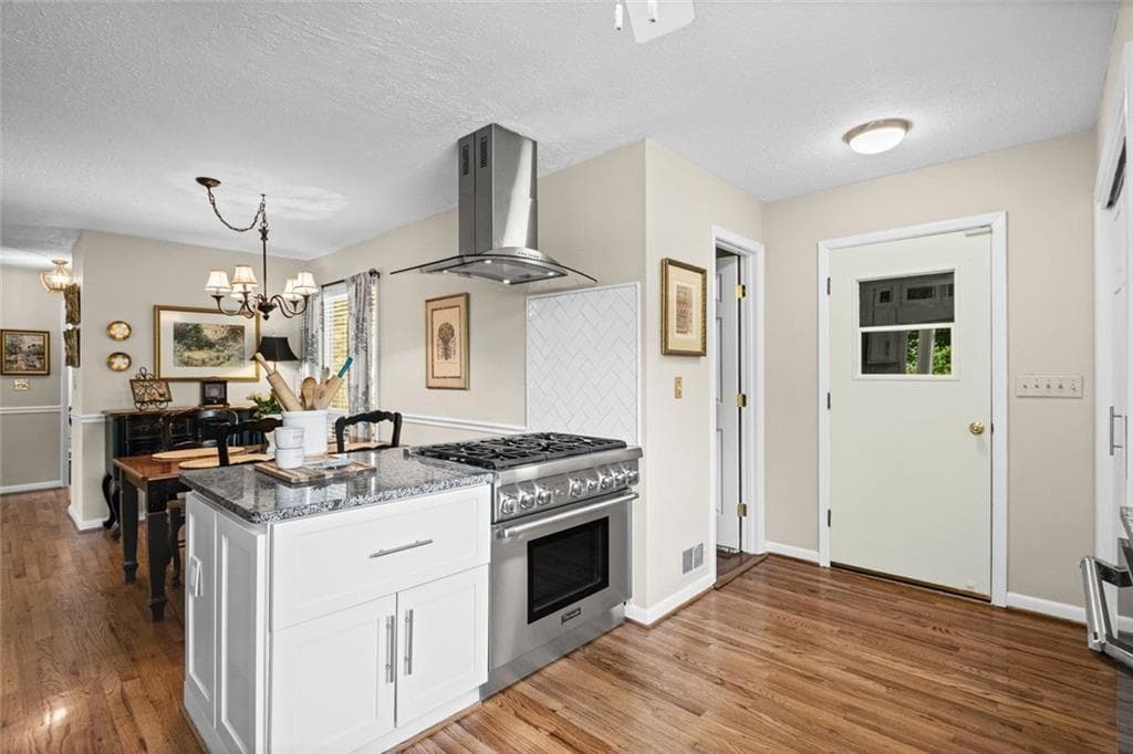 4 bedroom, 2 bathroom, 2,500 sq ft single family residence under contract at 2730 Fontainebleau Drive, Dunwoody, GA 30360 — photo 9