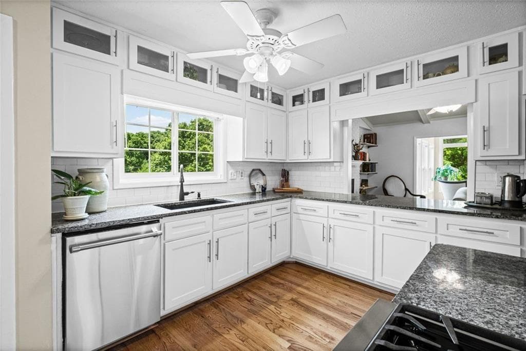 4 bedroom, 2 bathroom, 2,500 sq ft single family residence under contract at 2730 Fontainebleau Drive, Dunwoody, GA 30360 — photo 10