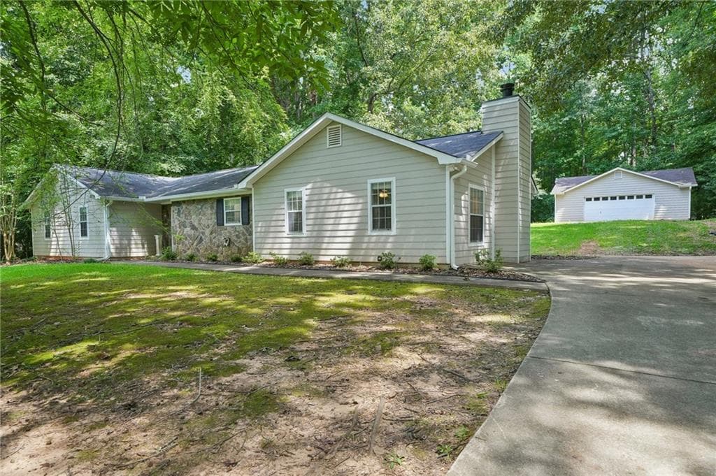 3 bedroom, 2 bathroom, 1,884 sq ft single family residence for sale at 185 Starrs Mill Drive, Senoia, GA 30276