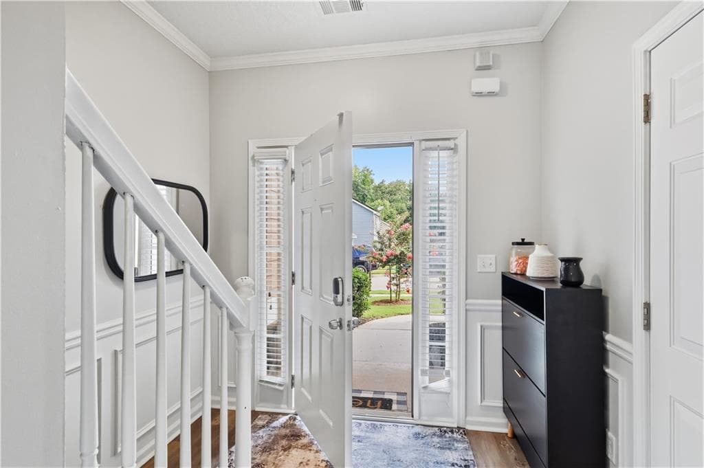 3 bedroom, 3 bathroom, 1,596 sq ft townhouse for sale at 2550 Capella Circle, Atlanta, GA 30331 — photo 2