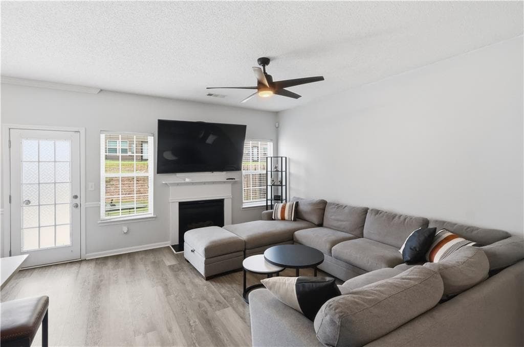 3 bedroom, 3 bathroom, 1,596 sq ft townhouse for sale at 2550 Capella Circle, Atlanta, GA 30331 — photo 4
