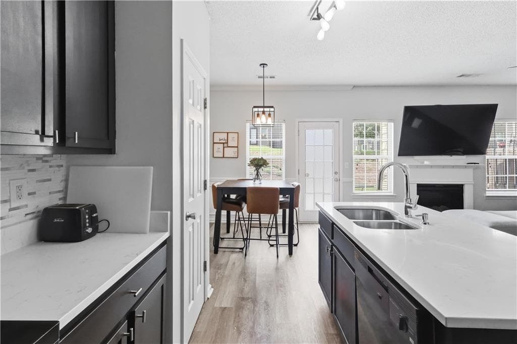 3 bedroom, 3 bathroom, 1,596 sq ft townhouse for sale at 2550 Capella Circle, Atlanta, GA 30331 — photo 7