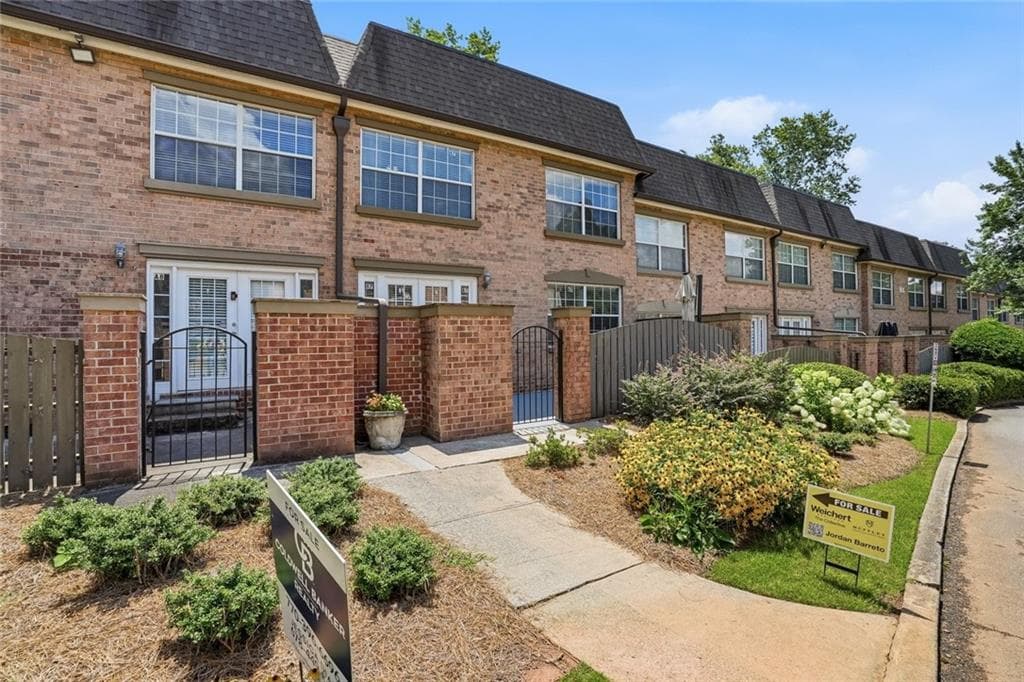 3 bedroom, 3 bathroom, 1,632 sq ft condominium for sale at 6980 Roswell Road A7, Sandy Springs, GA 30328 — photo 3