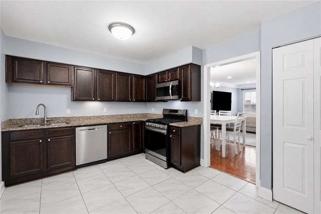 3 bedroom, 3 bathroom, 1,632 sq ft condominium for sale at 6980 Roswell Road A7, Sandy Springs, GA 30328 — photo 9