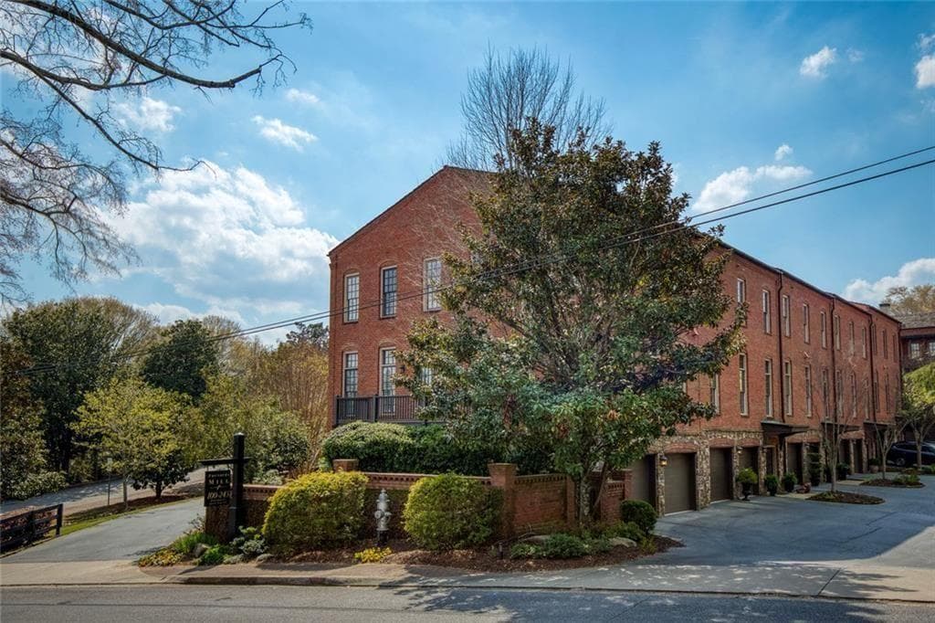3 bedroom, 4 bathroom, 2,950 sq ft townhouse for rent at 100 Founders Mill Court, Roswell, GA 30075 for $4,400 a month — photo 3