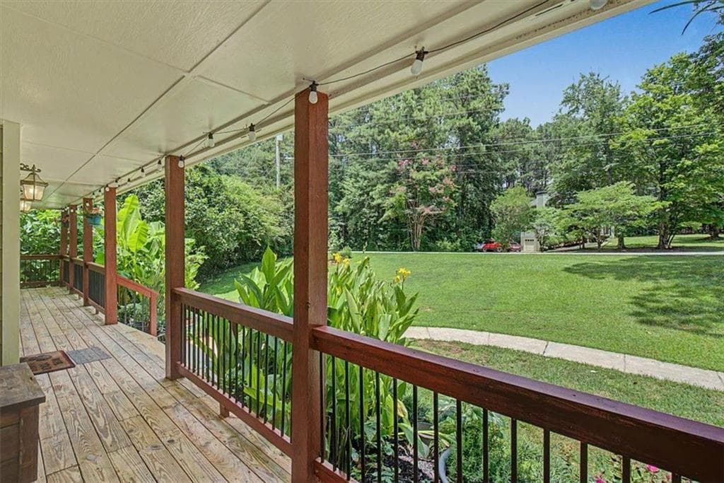 6 bedroom, 6 bathroom, 5,289 sq ft single family residence for sale at 325 Pickett's Crossing, Acworth, GA 30101 — photo 2