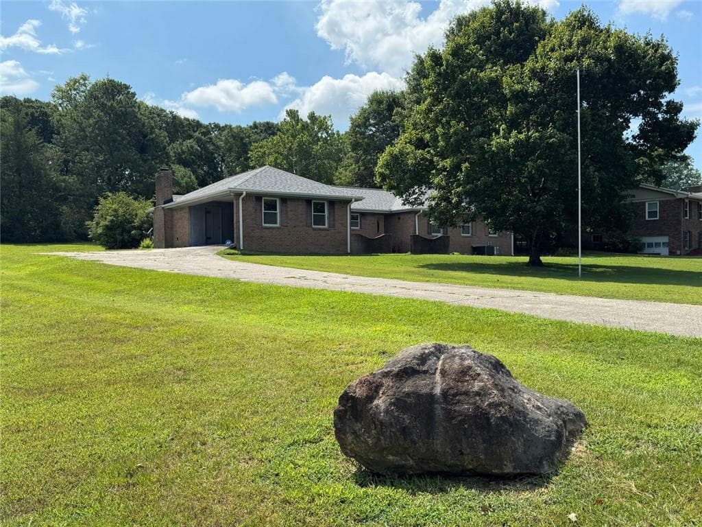 3 bedroom, 2 bathroom, 1,731 sq ft single family residence under contract at 1066 SW June Drive, Conyers, GA 30094 — photo 5