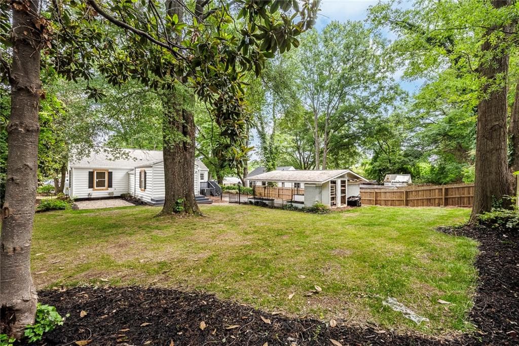 3 bedroom, 3 bathroom, 1,325 sq ft single family residence under contract at 476 Freyer Drive, Marietta, GA 30060 — photo 2