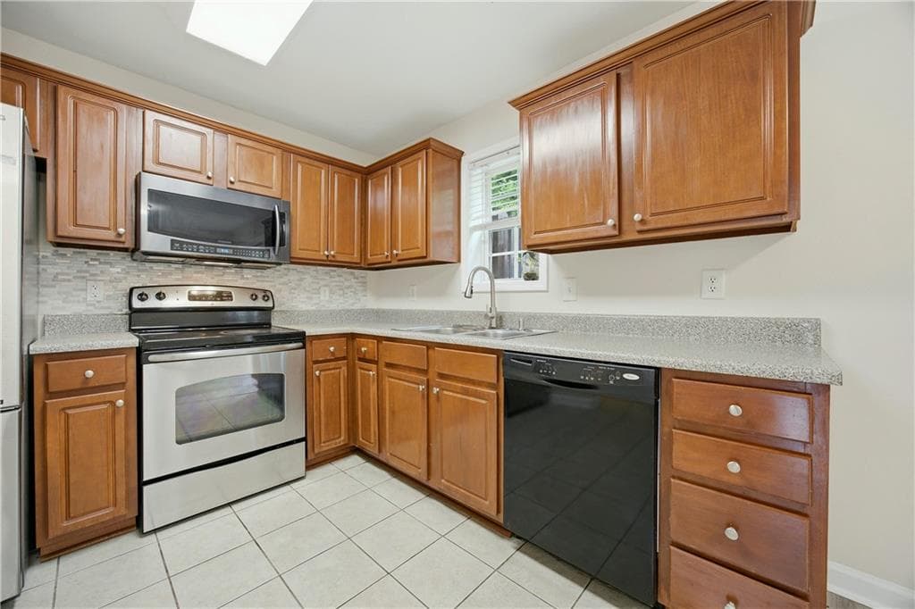 2 bedroom, 3 bathroom, 1,214 sq ft condominium for sale at 212 Summer Place, Norcross, GA 30071 — photo 2