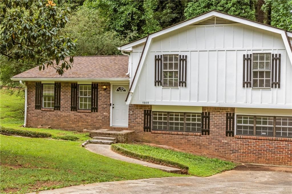 4 bedroom, 3 bathroom, 1,852 sq ft single family residence for sale at 5809 Oakleaf Way, Stone Mountain, GA 30087 — photo 3