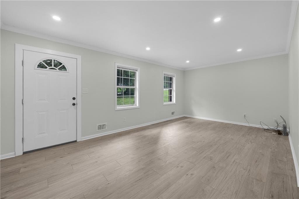 4 bedroom, 3 bathroom, 1,852 sq ft single family residence for sale at 5809 Oakleaf Way, Stone Mountain, GA 30087 — photo 5