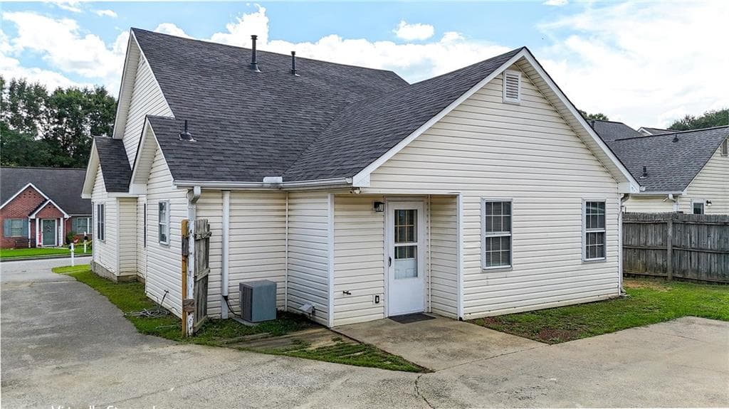 3 bedroom, 2 bathroom, 1,317 sq ft single family residence under contract at 69 Pointe North Drive, Cartersville, GA 30120 — photo 3