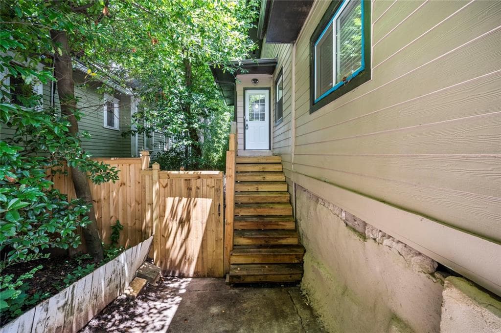 2 bedroom, 1 bathroom, 750 sq ft triplex for rent at 1126 Briarcliff Place 1, Atlanta, GA 30306 for $2,800 a month — photo 2