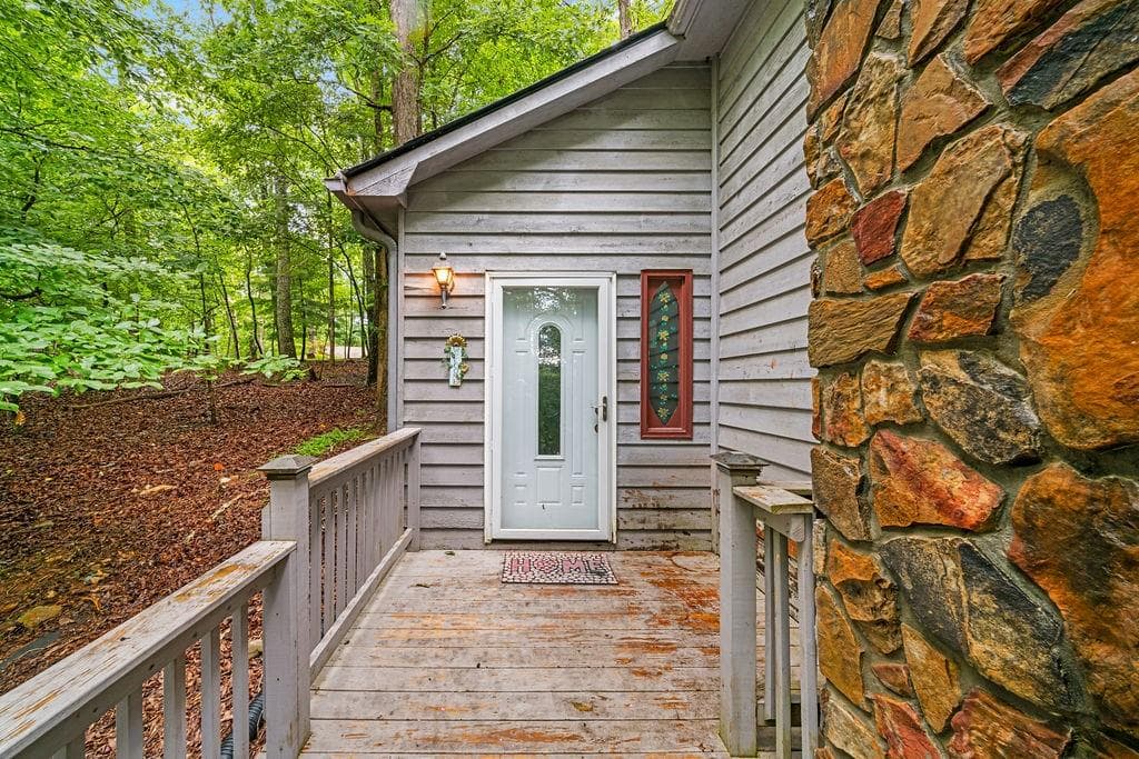 2 bedroom, 3 bathroom, 2,066 sq ft single family residence under contract at 166 Lake View Trace, Jasper, GA 30143 — photo 2