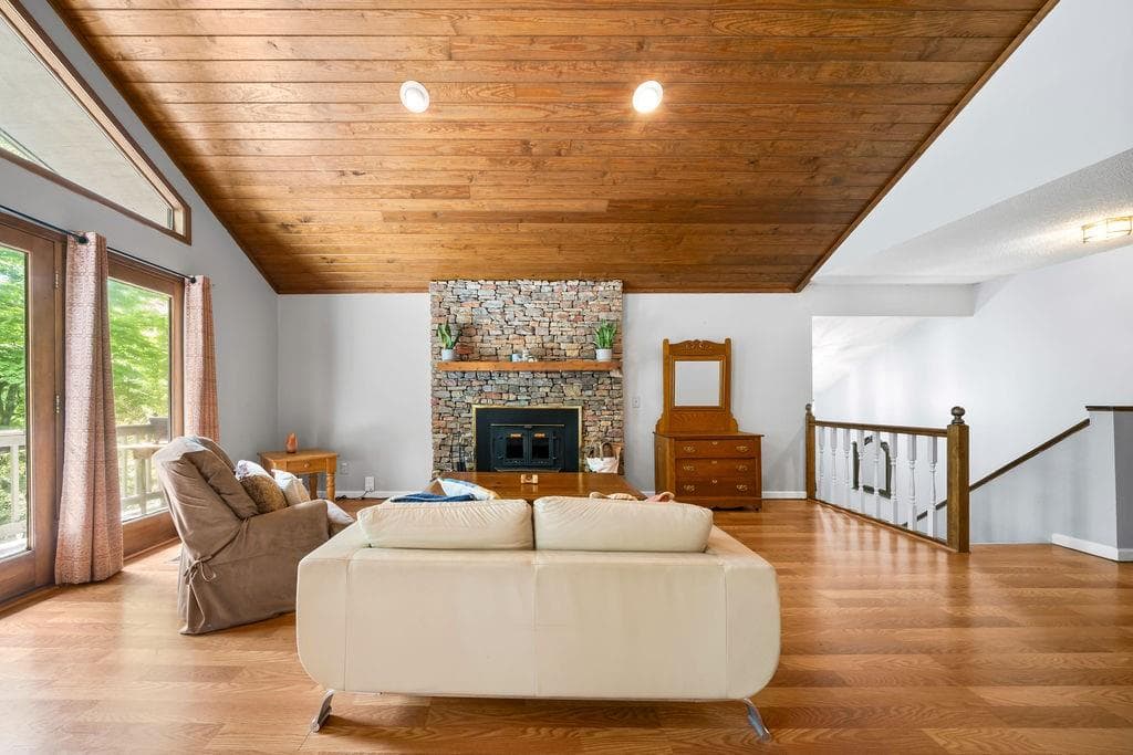 2 bedroom, 3 bathroom, 2,066 sq ft single family residence under contract at 166 Lake View Trace, Jasper, GA 30143 — photo 6