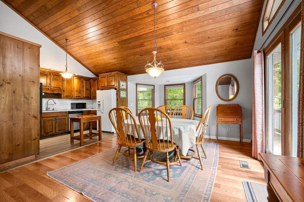 2 bedroom, 3 bathroom, 2,066 sq ft single family residence under contract at 166 Lake View Trace, Jasper, GA 30143 — photo 10