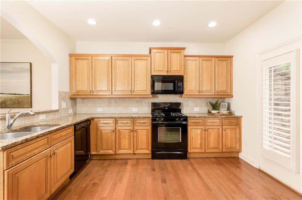 3 bedroom, 4 bathroom, 1,975 sq ft townhouse for sale at 7280 Glisten Avenue, Atlanta, GA 30328 — photo 5