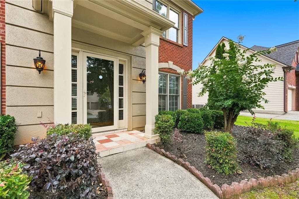 4 bedroom, 3 bathroom, 2,524 sq ft single family residence under contract at 10805 Glenhurst Pass, Johns Creek, GA 30097 — photo 2