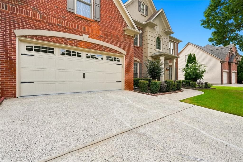 4 bedroom, 3 bathroom, 2,524 sq ft single family residence under contract at 10805 Glenhurst Pass, Johns Creek, GA 30097 — photo 3