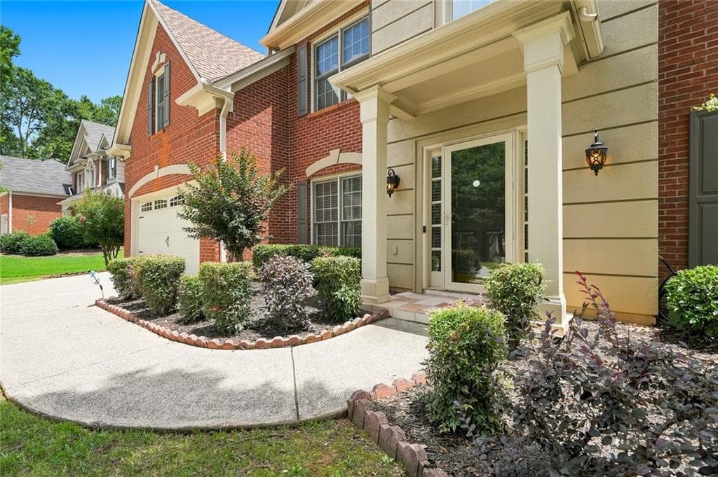 4 bedroom, 3 bathroom, 2,524 sq ft single family residence under contract at 10805 Glenhurst Pass, Johns Creek, GA 30097 — photo 5