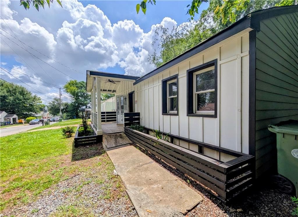 3 bedroom, 2 bathroom, 988 sq ft single family residence for sale at 296 Thornton Street, Atlanta, GA 30315 — photo 4