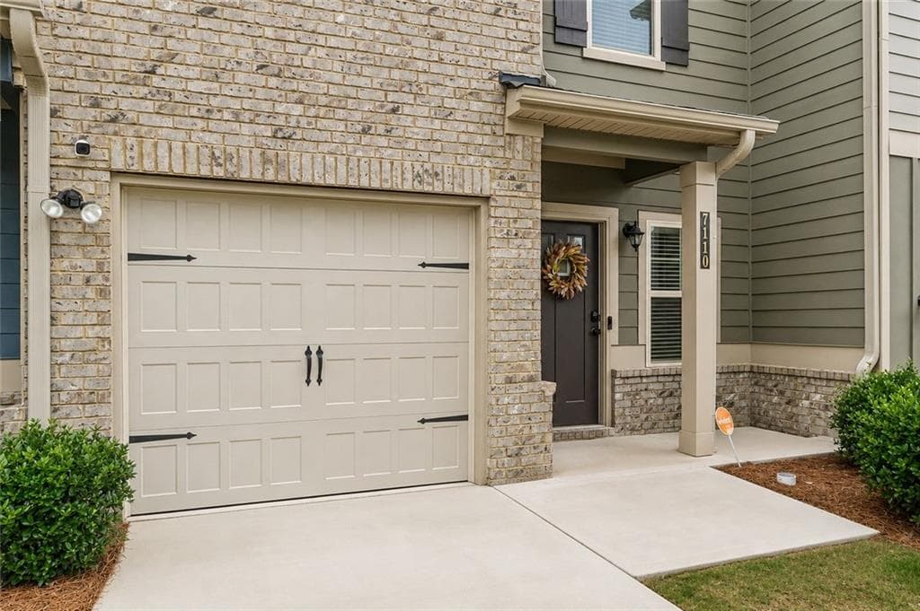3 bedroom, 3 bathroom, 1,716 sq ft townhouse for sale at 7110 Chara Lane, Atlanta, GA 30331 — photo 2