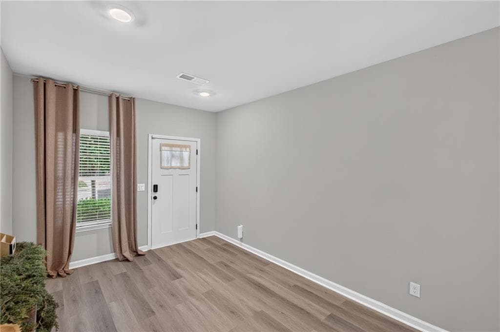 3 bedroom, 3 bathroom, 1,716 sq ft townhouse for sale at 7110 Chara Lane, Atlanta, GA 30331 — photo 3