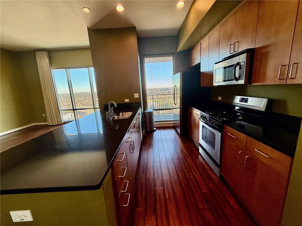 2 bedroom, 2 bathroom, 1,135 sq ft condominium for sale at 565 Peachtree Street 1811, Atlanta, GA 30308 — photo 4