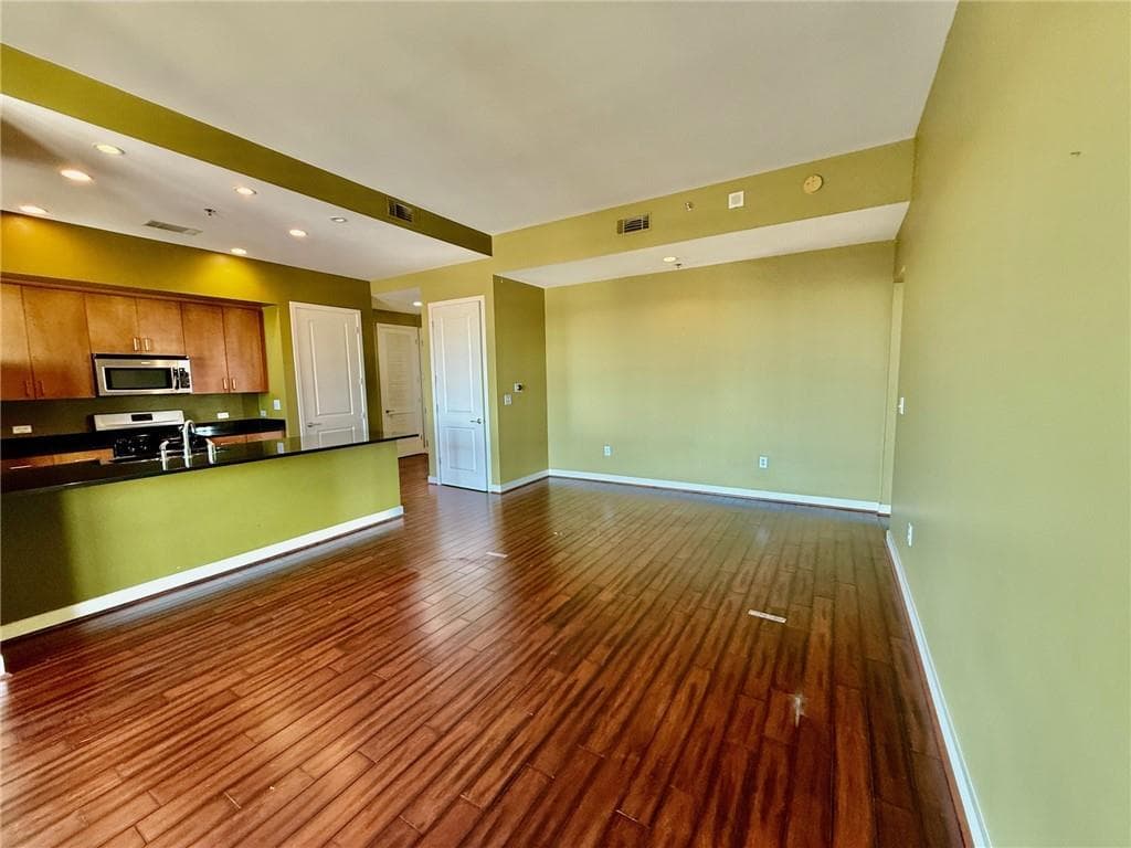 2 bedroom, 2 bathroom, 1,135 sq ft condominium for sale at 565 Peachtree Street 1811, Atlanta, GA 30308 — photo 6