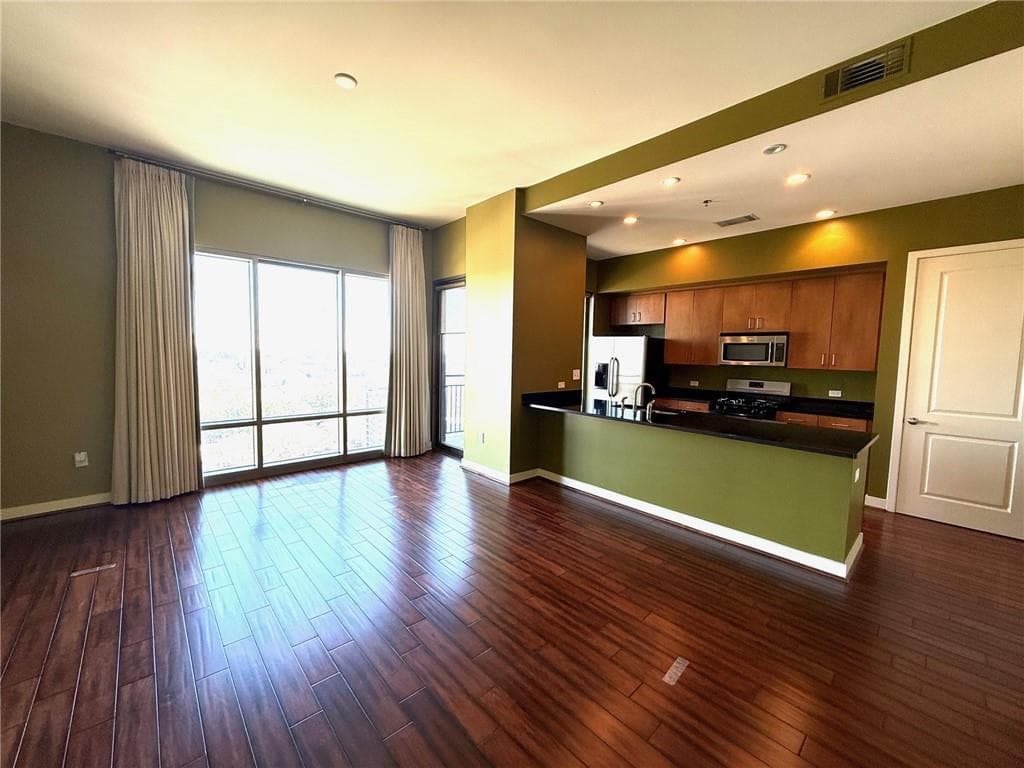 2 bedroom, 2 bathroom, 1,135 sq ft condominium for sale at 565 Peachtree Street 1811, Atlanta, GA 30308 — photo 7