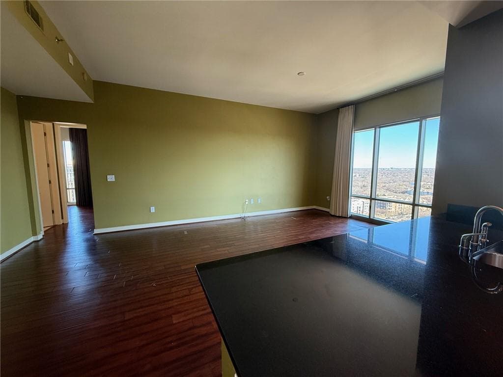 2 bedroom, 2 bathroom, 1,135 sq ft condominium for sale at 565 Peachtree Street 1811, Atlanta, GA 30308 — photo 8