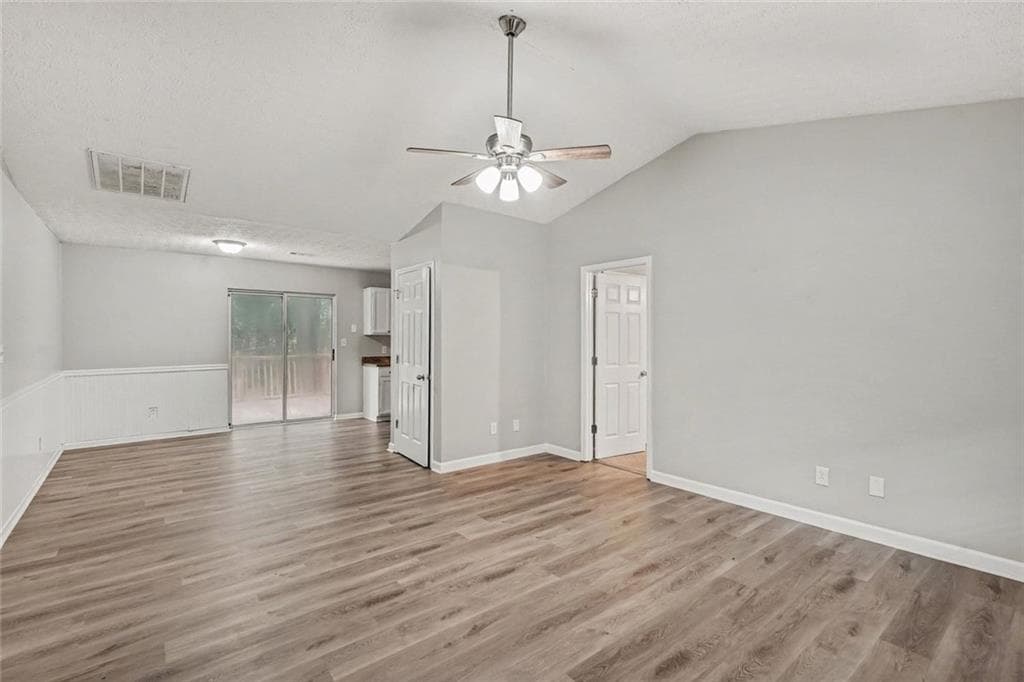 3 bedroom, 2 bathroom, 1,988 sq ft single family residence for sale at 240 Spring Circle, Senoia, GA 30276 — photo 4