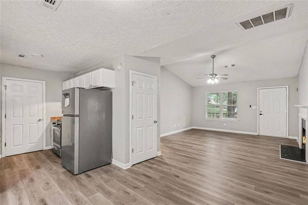 3 bedroom, 2 bathroom, 1,988 sq ft single family residence for sale at 240 Spring Circle, Senoia, GA 30276 — photo 7