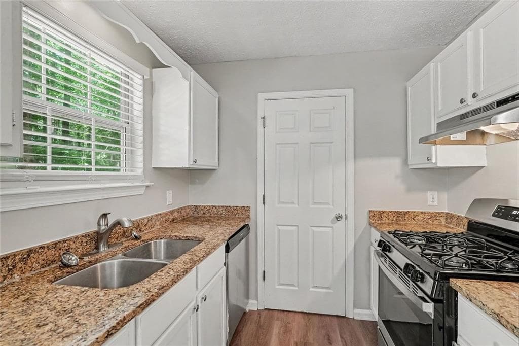 3 bedroom, 2 bathroom, 1,988 sq ft single family residence for sale at 240 Spring Circle, Senoia, GA 30276 — photo 8